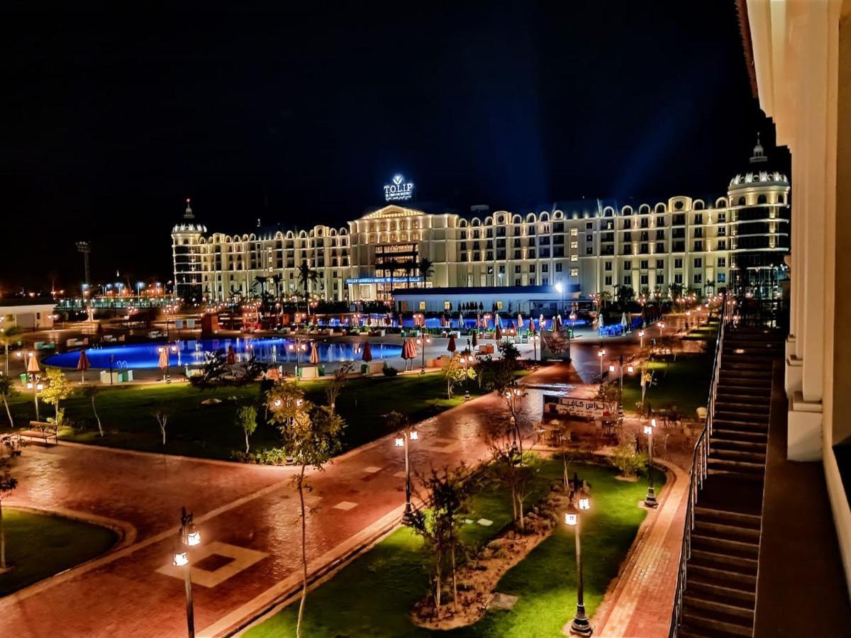 Tolip El Forsan Hotel Ismailía Exterior foto The resort at night