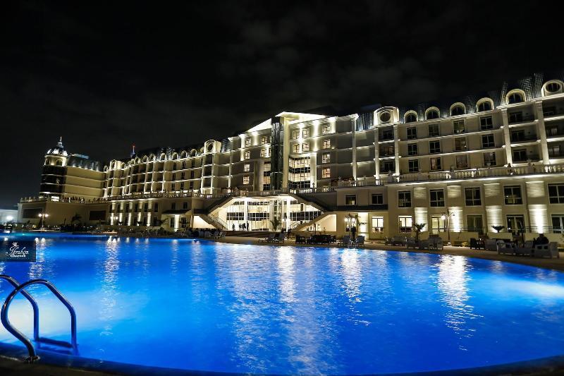 Tolip El Forsan Hotel Ismailía Exterior foto The hotel at night